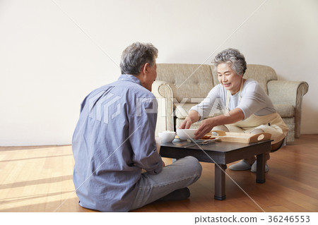 家庭，老夫妻，老人，丈夫，妻子，食物 36246553