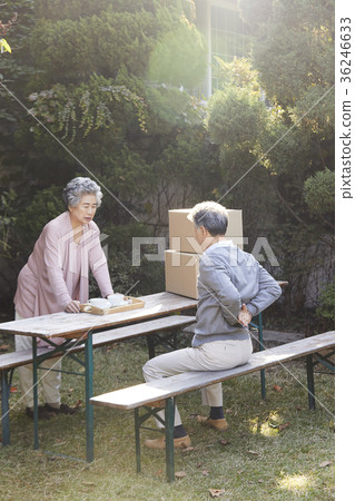 Family, old couple, husband, wife, box, waist, backache 36246633