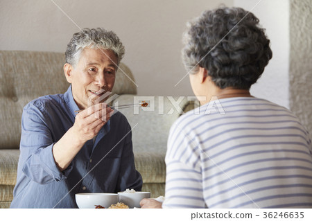 家庭,老夫妻,老人,丈夫,妻子,食物 家庭,老夫妻,老人,丈夫,妻子,食物 36246635