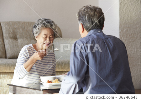 家庭，老夫妻，老人，丈夫，妻子，食物 36246643