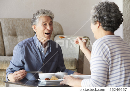 家庭，老夫妻，老人，丈夫，妻子，食物 36246667