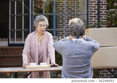 家庭,老夫妻,丈夫,妻子,盒子,脖子,疼痛 家庭,老夫妻,丈夫,妻子,盒子,脖子,疼痛 36246693