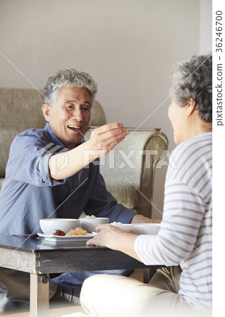 家庭,老夫妻,老人,丈夫,妻子,食物 家庭,老夫妻,老人,丈夫,妻子,食物 36246700