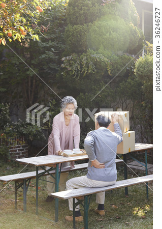 Family, old couple, husband, wife, box, waist, backache 36246727