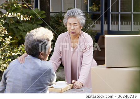 Family, old couple, husband, wife, box, shoulder, pain Family, old couple, husband, wife, box, shoulder, pain 36246739