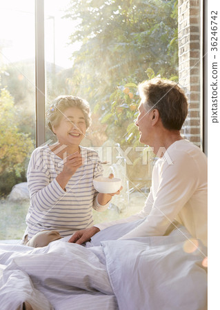家庭，老年夫婦，丈夫，妻子，餵養 36246742