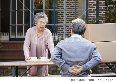 家庭，老夫妻，丈夫，妻子，盒子，腰，背痛 36246747