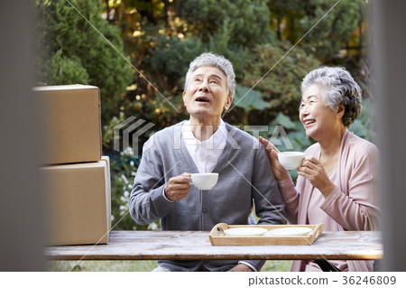 家庭,老夫妻,丈夫,妻子,盒子,休息 家庭,老夫妻,丈夫,妻子,盒子,休息 36246809
