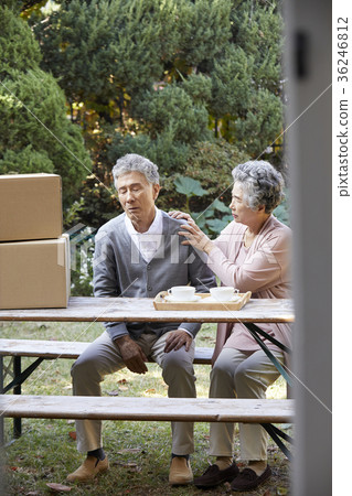 Family, old couple, husband, wife, box, shoulder, pain 36246812