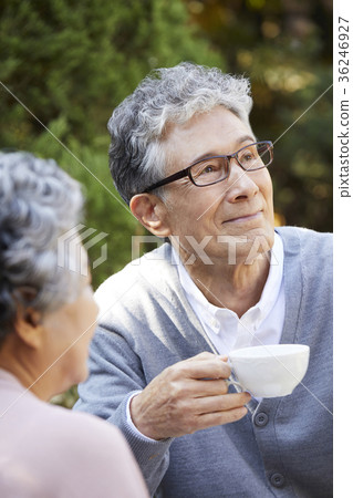 家庭,老夫妻,丈夫,妻子,花園,杯子 家庭,老夫妻,丈夫,妻子,花園,杯子 36246927