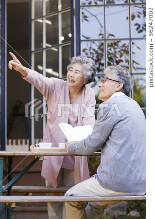 家庭,老人,丈夫,妻子,花園,放鬆 家庭,老人,丈夫,妻子,花園,放鬆 36247002