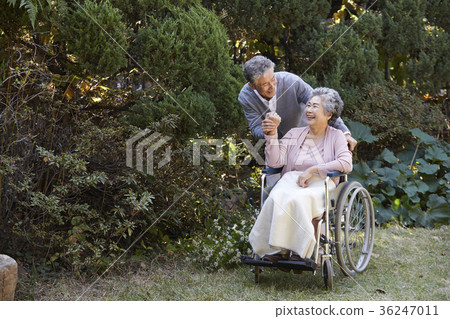 家庭,老夫妻,丈夫,妻子,輪椅 家庭,老夫妻,丈夫,妻子,輪椅 36247011
