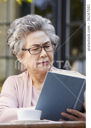 Elderly, grandmother, reading 36247081