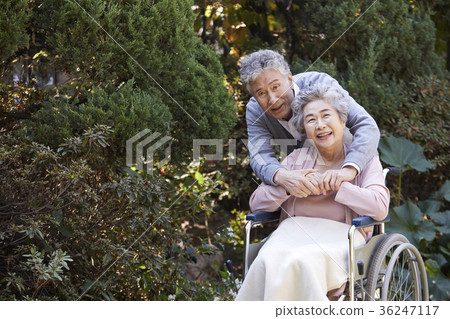 家庭,老夫妻,丈夫,妻子,輪椅 家庭,老夫妻,丈夫,妻子,輪椅 36247117