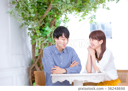 愉快的年輕夫婦年輕人和婦女大學生 36248698