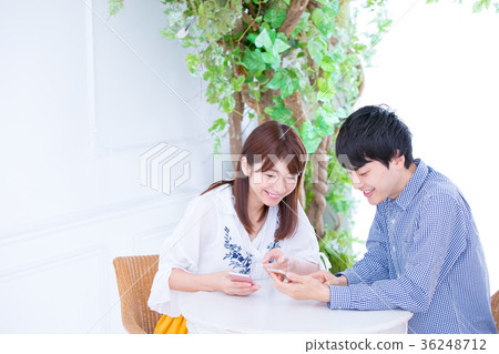 愉快的年輕夫婦年輕人和婦女大學生 36248712