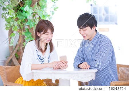 愉快的年輕夫婦年輕人和婦女大學生 36248724