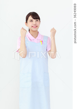 看著幫手的年輕女孩 36249069