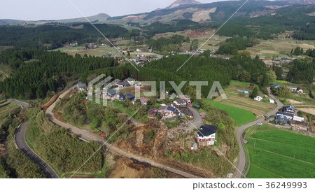 在2016年4月的熊本地震倒塌的南阿蘇村養老金附近的道路 36249993