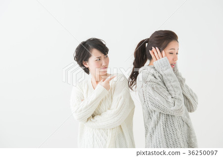 兩個女人打架20多歲 兩個女人打架20多歲 36250097