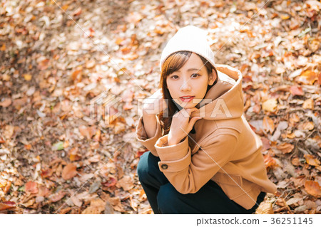 女性落葉 36251145