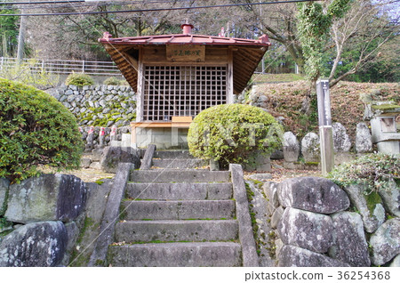 信州的文化財產Iijima Machidari Seki的Jizodo Ina高速公路的網關建立在Jizozan周圍 信州的文化財產Iijima Machidari Seki的Jizodo Ina高速公路的網關建立在Jizozan周圍 36254368