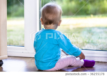 View form behind of toddler sitting in front of a View form behind of toddler sitting in front of a 36255178