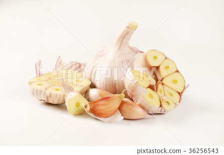 bulbs and cloves of garlic bulbs and cloves of garlic 36256543