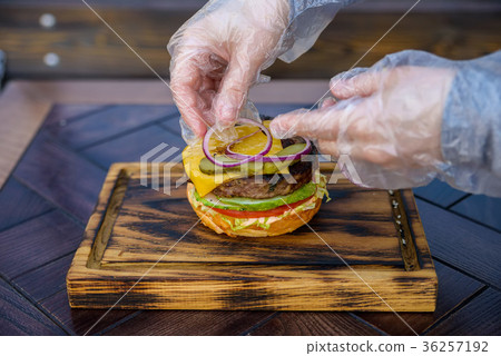 Preparing delicious hamburger Preparing delicious hamburger 36257192