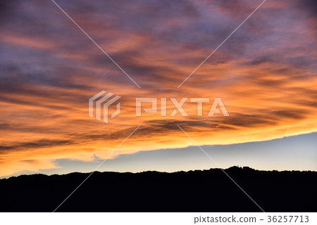 A cloud that stains in the sunset A cloud that stains in the sunset 36257713