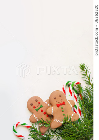 Gingerbread couple. Two gingerbread men cookies 36262820