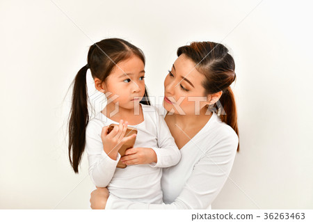 Family members are refusing to use the phone. 36263463