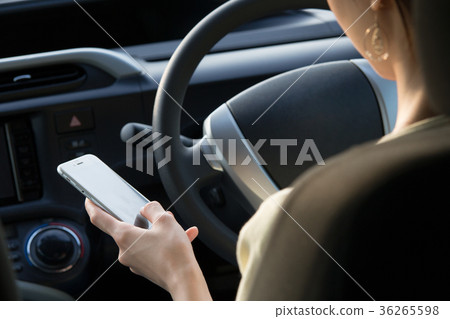 女人在開車時觸摸智能手機 36265598