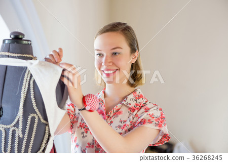 Atelier worker Atelier worker 36268245