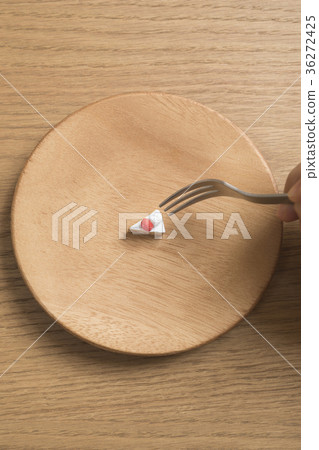 Diet image Eat small cake 36272425