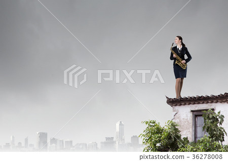 Woman saxophonist 36278008