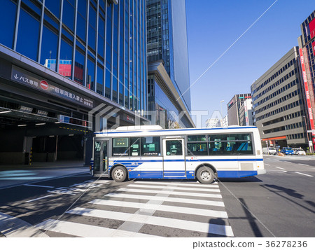 How can we get from the bus station to the post office?