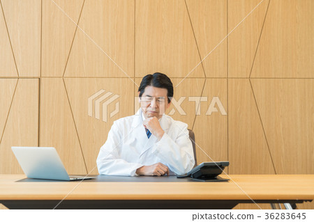 一位醫生 36283645