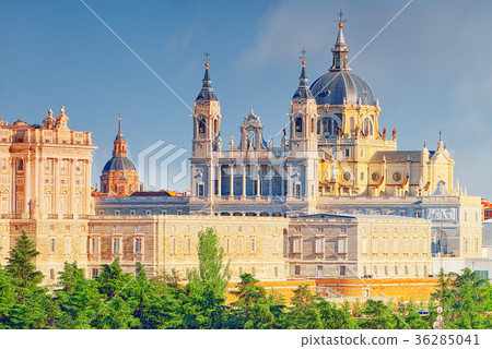 Panorama view on Royal Palace (Palacio Real) Panorama view on Royal Palace (Palacio Real) 36285041