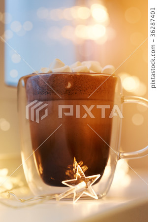 Hot cocoa in mug with mini marshmallows 36287401