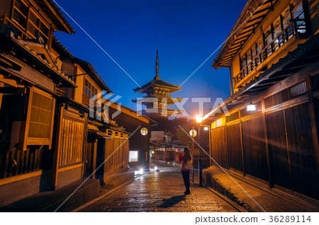Woman take a photo at Yasaka Pagoda Woman take a photo at Yasaka Pagoda 36289114
