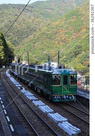 在Tsubaki線的JR四國和Koho站停靠的限時觀光列車“四國Manaka千年故事” 在Tsubaki線的JR四國和Koho站停靠的限時觀光列車“四國Manaka千年故事” 36291367