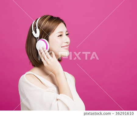 woman listening music with headphones 36291610