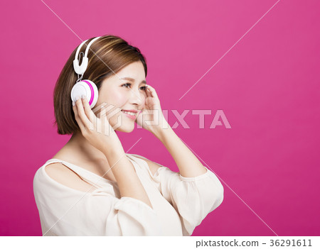 woman listening music with headphones 36291611