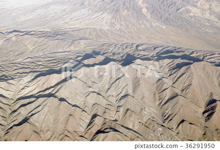 在南美洲北部智利卡拉馬附近的荒涼高原和表面地形 在南美洲北部智利卡拉馬附近的荒涼高原和表面地形 36291950