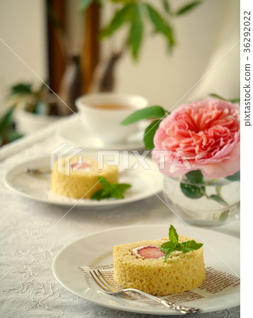 草莓卷蛋糕咖啡館圖像（垂直位置） 36292022