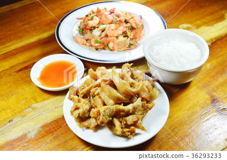 rice porridge with fried chicken and spicy shrimp 36293233