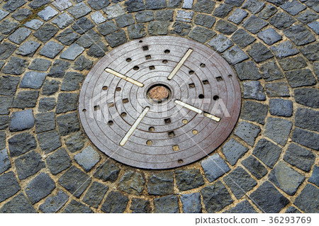 Pavement with metal decorative plate Pavement with metal decorative plate 36293769