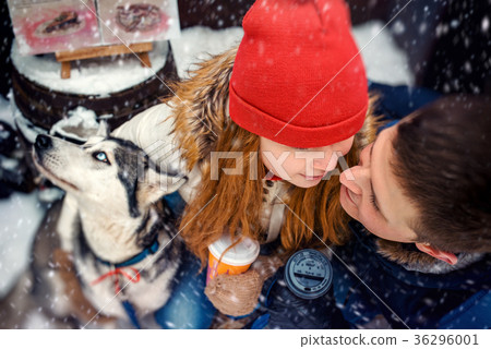 Top view at the couple in love drinking coffee 36296001