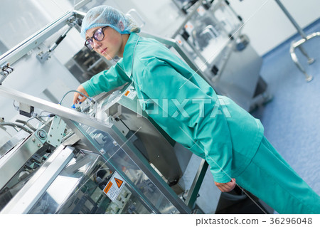 the operator controls the machine in the factory 36296048